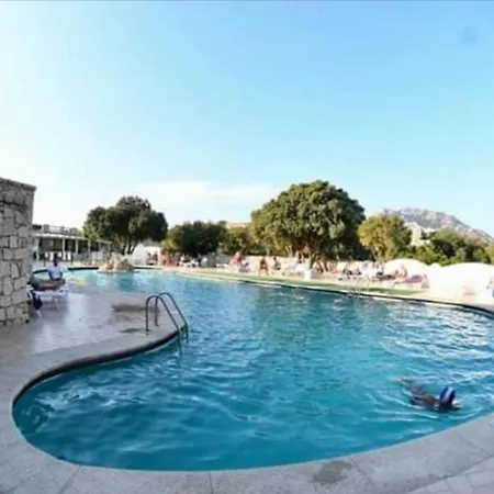 Monolocale Arianna Con Giardino Privato E Piscina アパート オルビア