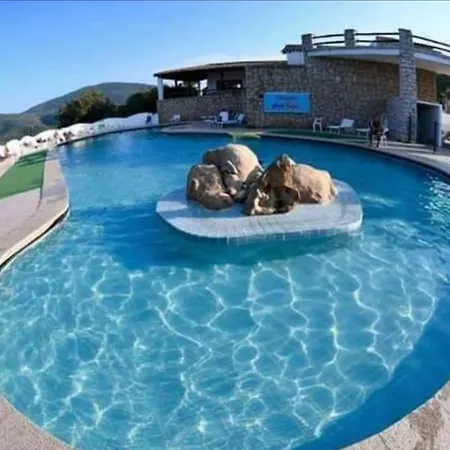 アパート Monolocale Arianna Con Giardino Privato E Piscina オルビア